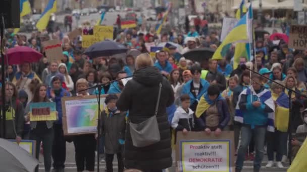 30. dubna 2022 Německo, Mnichov. Demonstrace Ukrajinců proti válce s Ruskem na Ukrajině na Odeonsplatz. demonstranti proti invazi Ruska do Ukrajiny — Stock video