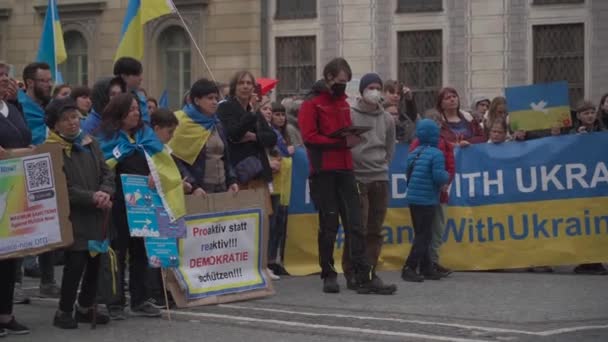 30 de abril de 2022 Alemania, Munich. Manifestación de ucranianos contra la guerra de Rusia en Ucrania en Odeonsplatz. manifestantes contra la invasión de Rusia a Ucrania — Vídeos de Stock