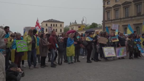 30 april 2022 Duitsland, München. Demonstratie van Oekraïners tegen de Russische oorlog in Oekraïne in Odeonsplatz. demonstranten tegen de invasie van Rusland in Oekraïne — Stockvideo