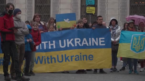 April 30, 2022 Germany, Munich. Demonstration of Ukrainians against Russia war in Ukraine at Odeonsplatz. demonstrators against the invasion of russia into ukraine — Video