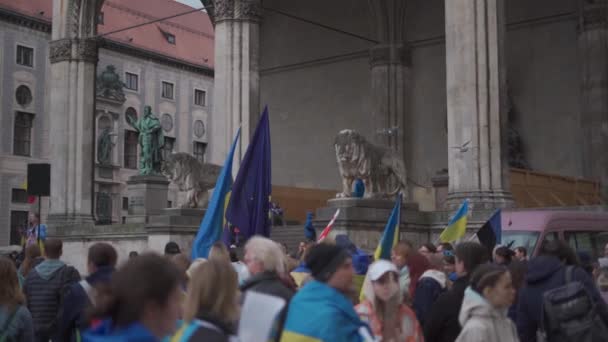 30 kwietnia 2022 Niemcy, Monachium. Demonstracja Ukraińców przeciwko wojnie rosyjskiej na Ukrainie w Odeonsplatz. demonstranci przeciwko inwazji Rosji na Ukrainę — Wideo stockowe