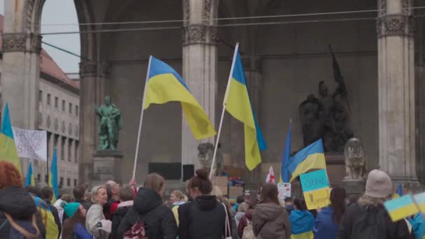April 30, 2022 Germany, Munich. Demonstration of Ukrainians against Russia war in Ukraine at Odeonsplatz. demonstrators against the invasion of russia into ukraine — Video Stock