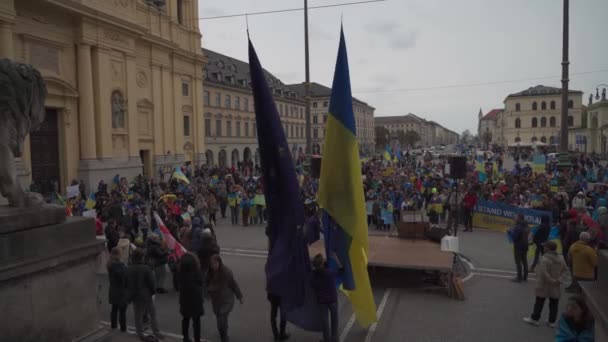 April 30, 2022 Germany, Munich. Demonstration of Ukrainians against Russia war in Ukraine at Odeonsplatz. demonstrators against the invasion of russia into ukraine — стоковое видео