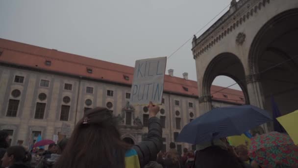 30 aprile 2022 Germania, Monaco di Baviera. Manifestazione degli ucraini contro la guerra russa in Ucraina a Odeonsplatz. manifestanti contro l'invasione della Russia in Ucraina — Video Stock