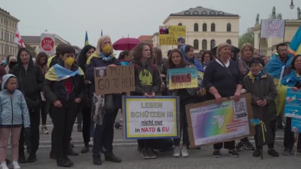 30 april 2022 Tyskland, München. Demonstration av ukrainare mot Ryssland krig i Ukraina på Odeonsplatz. demonstranter mot invasionen av Ryssland i Ukraina — Stockvideo
