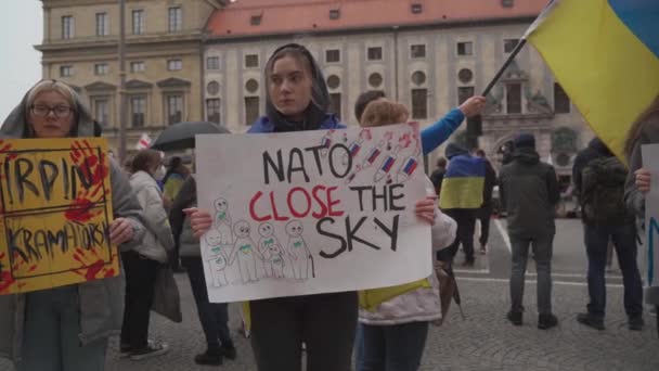 30 april 2022 Tyskland, München. Demonstration av ukrainare mot Ryssland krig i Ukraina på Odeonsplatz. demonstranter mot invasionen av Ryssland i Ukraina — Stockvideo