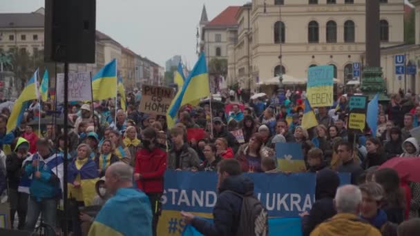 30 april 2022 Tyskland, München. Demonstration av ukrainare mot Ryssland krig i Ukraina på Odeonsplatz. demonstranter mot invasionen av Ryssland i Ukraina — Stockvideo