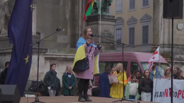 April 30, 2022 Germany, Munich. Demonstration of Ukrainians against Russia war in Ukraine at Odeonsplatz. demonstrators against the invasion of russia into ukraine — ストック動画