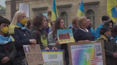 30 Nisan 2022 Almanya, Münih. Ukraynalıların Ukrayna 'daki Rusya savaşına karşı Odeonsplatz' da gösteri. Rusya 'nın Ukrayna' ya işgaline karşı göstericiler