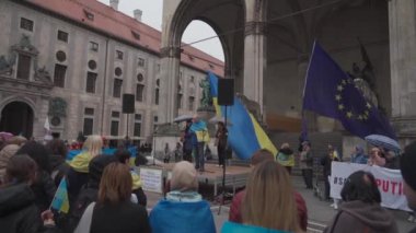 30 Nisan 2022 Almanya, Münih. Ukraynalıların Ukrayna 'daki Rusya savaşına karşı Odeonsplatz' da gösteri. Rusya 'nın Ukrayna' ya işgaline karşı göstericiler