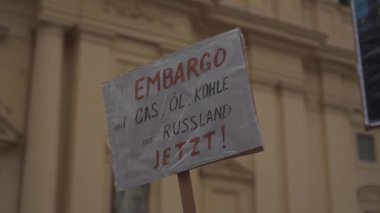 Almanya, Münih. Ukraynalıların Ukrayna 'daki Rusya savaşına karşı Odeonsplatz' da gösteri. Rusya 'nın Ukrayna' ya işgaline karşı göstericiler