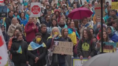 30 Nisan 2022 Almanya, Münih. Ukraynalıların Ukrayna 'daki Rusya savaşına karşı Odeonsplatz' da gösteri. Rusya 'nın Ukrayna' ya işgaline karşı göstericiler