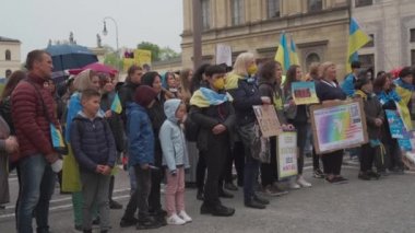 30 Nisan 2022 Almanya, Münih. Ukraynalıların Ukrayna 'daki Rusya savaşına karşı Odeonsplatz' da gösteri. Rusya 'nın Ukrayna' ya işgaline karşı göstericiler