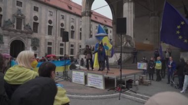 30 Nisan 2022 Almanya, Münih. Ukraynalıların Ukrayna 'daki Rusya savaşına karşı Odeonsplatz' da gösteri. Rusya 'nın Ukrayna' ya işgaline karşı göstericiler