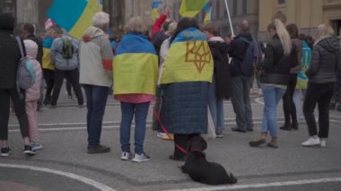 30 Nisan 2022 Almanya, Münih. Ukraynalıların Ukrayna 'daki Rusya savaşına karşı Odeonsplatz' da gösteri. Rusya 'nın Ukrayna' ya işgaline karşı göstericiler