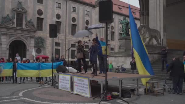 30 kwietnia 2022 Niemcy, Monachium. Demonstracja Ukraińców przeciwko wojnie rosyjskiej na Ukrainie w Odeonsplatz. demonstranci przeciwko inwazji Rosji na Ukrainę — Wideo stockowe