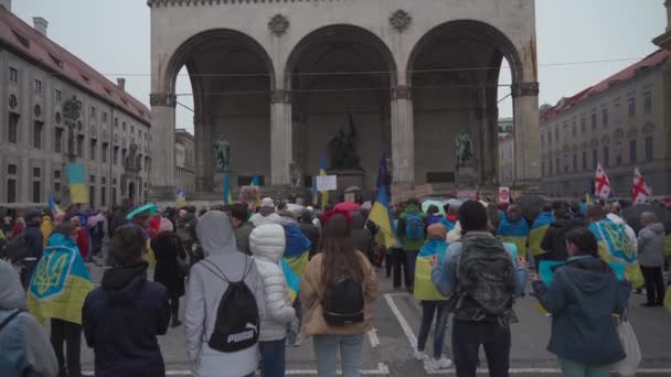 April 30, 2022 Germany, Munich. Demonstration of Ukrainians against Russia war in Ukraine at Odeonsplatz. demonstrators against the invasion of russia into ukraine — стокове відео
