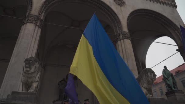 30 april 2022 Duitsland, München. Demonstratie van Oekraïners tegen de Russische oorlog in Oekraïne in Odeonsplatz. demonstranten tegen de invasie van Rusland in Oekraïne — Stockvideo