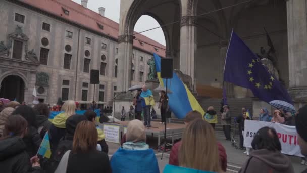 April 30, 2022 Germany, Munich. Demonstration of Ukrainians against Russia war in Ukraine at Odeonsplatz. demonstrators against the invasion of russia into ukraine — Vídeo de stock