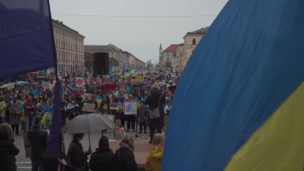 April 30, 2022 Germany, Munich. Demonstration of Ukrainians against Russia war in Ukraine at Odeonsplatz. demonstrators against the invasion of russia into ukraine — Vídeo de Stock