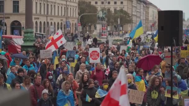 April 30, 2022 Germany, Munich. Demonstration of Ukrainians against Russia war in Ukraine at Odeonsplatz. demonstrators against the invasion of russia into ukraine — Vídeo de stock