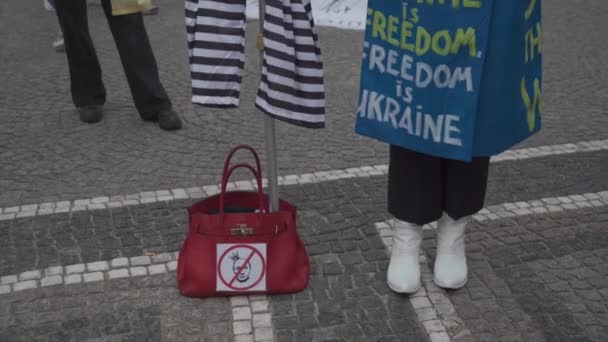 30 april 2022 Duitsland, München. Demonstratie van Oekraïners tegen de Russische oorlog in Oekraïne in Odeonsplatz. demonstranten tegen de invasie van Rusland in Oekraïne — Stockvideo