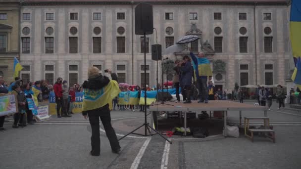 30 april 2022 Duitsland, München. Demonstratie van Oekraïners tegen de Russische oorlog in Oekraïne in Odeonsplatz. demonstranten tegen de invasie van Rusland in Oekraïne — Stockvideo