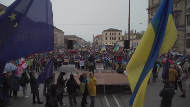 30 kwietnia 2022 Niemcy, Monachium. Demonstracja Ukraińców przeciwko wojnie rosyjskiej na Ukrainie w Odeonsplatz. demonstranci przeciwko inwazji Rosji na Ukrainę — Wideo stockowe