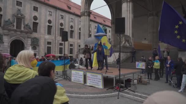 30 kwietnia 2022 Niemcy, Monachium. Demonstracja Ukraińców przeciwko wojnie rosyjskiej na Ukrainie w Odeonsplatz. demonstranci przeciwko inwazji Rosji na Ukrainę — Wideo stockowe