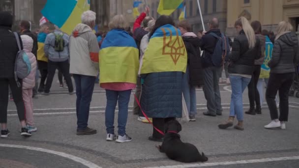 2022年4月30日德国慕尼黑。乌克兰人在Odeonsplatz示威反对俄罗斯在乌克兰的战争。反对俄罗斯入侵乌克兰的示威者 — 图库视频影像