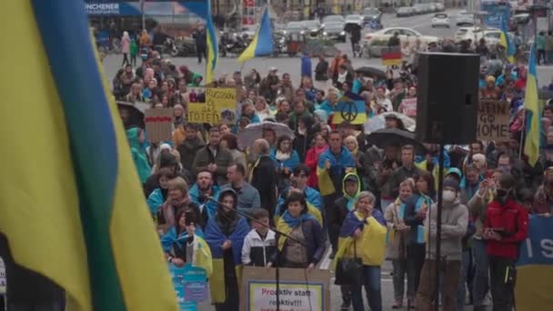 30 kwietnia 2022 Niemcy, Monachium. Demonstracja Ukraińców przeciwko wojnie rosyjskiej na Ukrainie w Odeonsplatz. demonstranci przeciwko inwazji Rosji na Ukrainę — Wideo stockowe