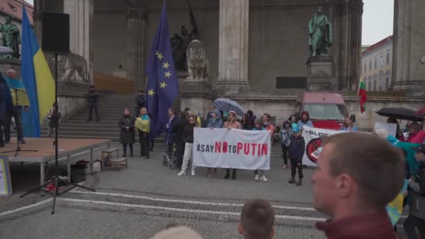 30. dubna 2022 Německo, Mnichov. Demonstrace Ukrajinců proti válce s Ruskem na Ukrajině na Odeonsplatz. demonstranti proti invazi Ruska do Ukrajiny — Stock video