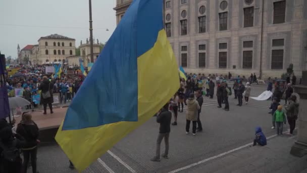 April 30, 2022 Germany, Munich. Demonstration of Ukrainians against Russia war in Ukraine at Odeonsplatz. demonstrators against the invasion of russia into ukraine — Stock Video