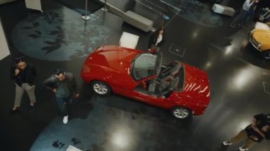 15 Nisan 2022. Münih, Almanya. BMW Müzesi. BMW araba ve motosiklet sergisi. BMW Müzesi 'ndeki efsanevi araba ve motosiklet modellerinin sergisi ve başarıları.