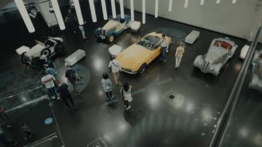15 Nisan 2022. Münih, Almanya. BMW Müzesi. BMW araba ve motosiklet sergisi. BMW Müzesi 'ndeki efsanevi araba ve motosiklet modellerinin sergisi ve başarıları.