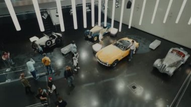 15 Nisan 2022. Münih, Almanya. BMW Müzesi. BMW araba ve motosiklet sergisi. BMW Müzesi 'ndeki efsanevi araba ve motosiklet modellerinin sergisi ve başarıları.