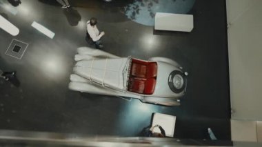 15 Nisan 2022. Münih, Almanya. BMW Müzesi. BMW araba ve motosiklet sergisi. BMW Müzesi 'ndeki efsanevi araba ve motosiklet modellerinin sergisi ve başarıları.