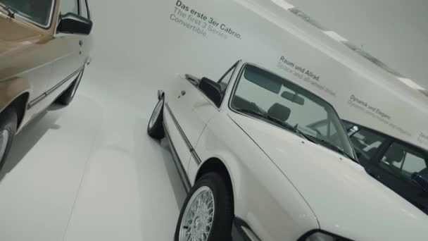 15 Nisan 2022. Münih, Almanya. BMW Müzesi. BMW araba ve motosiklet sergisi. BMW Müzesi 'ndeki efsanevi araba ve motosiklet modellerinin sergisi ve başarıları. — Stok video