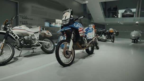 15. dubna2022. Mnichov, Německo. Muzeum BMW. BMW auto a motocykl výstava. Výstava a úspěchy exponátů legendárních modelů automobilů a motocyklů v Muzeu BMW. — Stock video