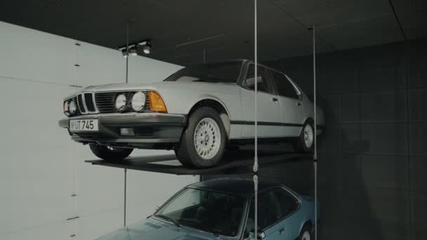 15 april 2022. München, Duitsland. BMW Museum. BMW auto-en motorfiets tentoonstelling. Tentoonstelling en prestaties van de tentoonstellingen van de legendarische modellen van auto 's en motorfietsen in het BMW Museum. — Stockvideo