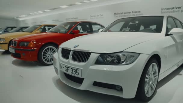 15 april 2022. München, Duitsland. BMW Museum. BMW auto-en motorfiets tentoonstelling. Tentoonstelling en prestaties van de tentoonstellingen van de legendarische modellen van auto 's en motorfietsen in het BMW Museum. — Stockvideo