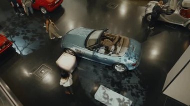 15 Nisan 2022. Münih, Almanya. BMW Müzesi. BMW araba ve motosiklet sergisi. BMW Müzesi 'ndeki efsanevi araba ve motosiklet modellerinin sergisi ve başarıları.