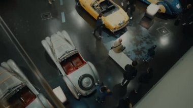 15 Nisan 2022. Münih, Almanya. BMW Müzesi. BMW araba ve motosiklet sergisi. BMW Müzesi 'ndeki efsanevi araba ve motosiklet modellerinin sergisi ve başarıları.