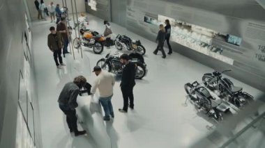 15 Nisan 2022. Münih, Almanya. BMW Müzesi. BMW araba ve motosiklet sergisi. BMW Müzesi 'ndeki efsanevi araba ve motosiklet modellerinin sergisi ve başarıları.
