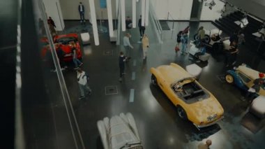 15 Nisan 2022. Münih, Almanya. BMW Müzesi. BMW araba ve motosiklet sergisi. BMW Müzesi 'ndeki efsanevi araba ve motosiklet modellerinin sergisi ve başarıları.