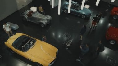 15 Nisan 2022. Münih, Almanya. BMW Müzesi. BMW araba ve motosiklet sergisi. BMW Müzesi 'ndeki efsanevi araba ve motosiklet modellerinin sergisi ve başarıları.