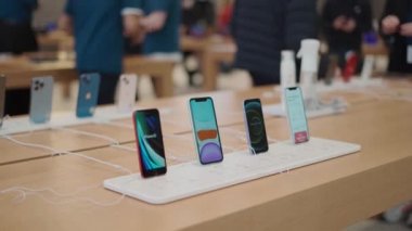 12 Mart 2022 Berlin, Almanya. Kurfuerstendamm 'daki Apple Store. Alıcılar yeni aletleri ve şirketin ürünlerini vitrinde izliyorlar.
