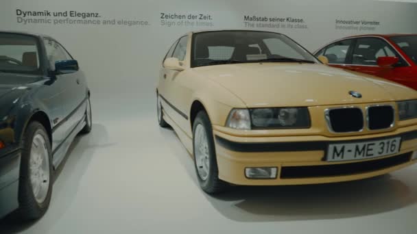 15 april 2022. München, Tyskland. BMW-museet. BMW bil och motorcykel utställning. Utställning och prestationer av utställningar av legendariska modeller av bilar och motorcyklar i BMW-museet. — Stockvideo