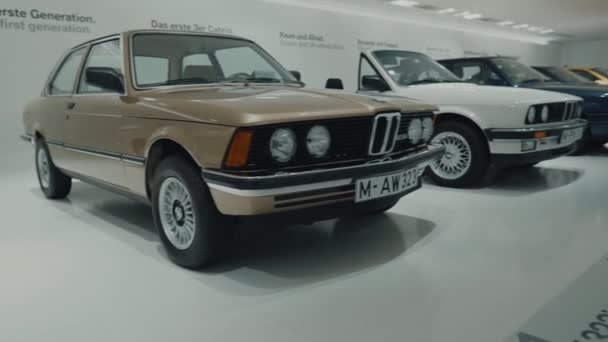 15 de abril de 2022. Munique, Alemanha. Museu BMW. BMW carro e motocicleta exposição. Exposição e realizações das exposições dos modelos lendários de carros e motos no Museu BMW. — Vídeo de Stock