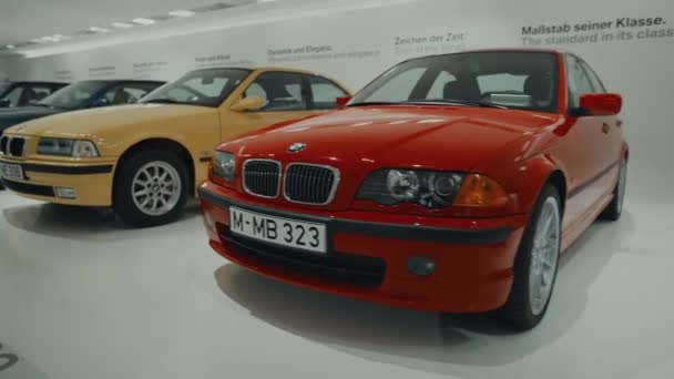 2022年4月15日。ドイツのミュンヘン。BMWミュージアム。BMW車やオートバイの展示会。BMW博物館での車やオートバイの伝説的なモデルの展示会や成果. — ストック動画